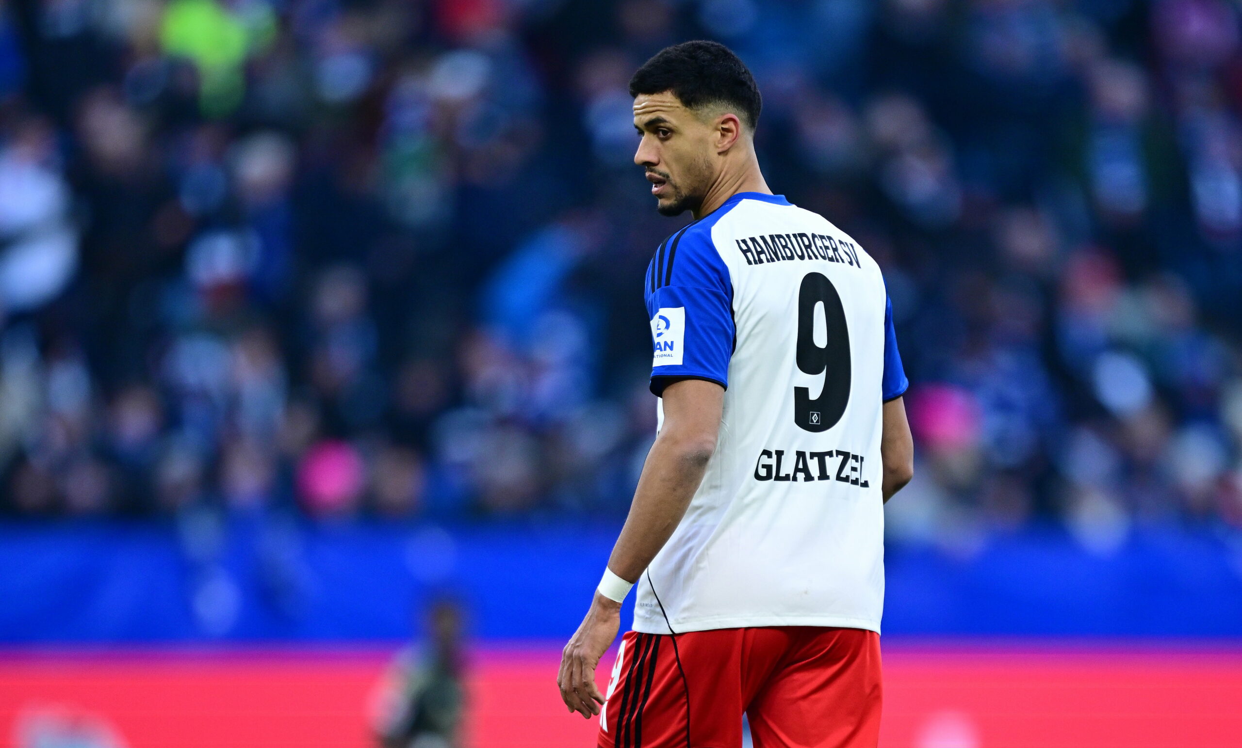 Robert Glatzel im HSV-Trikot im Volksparkstadion