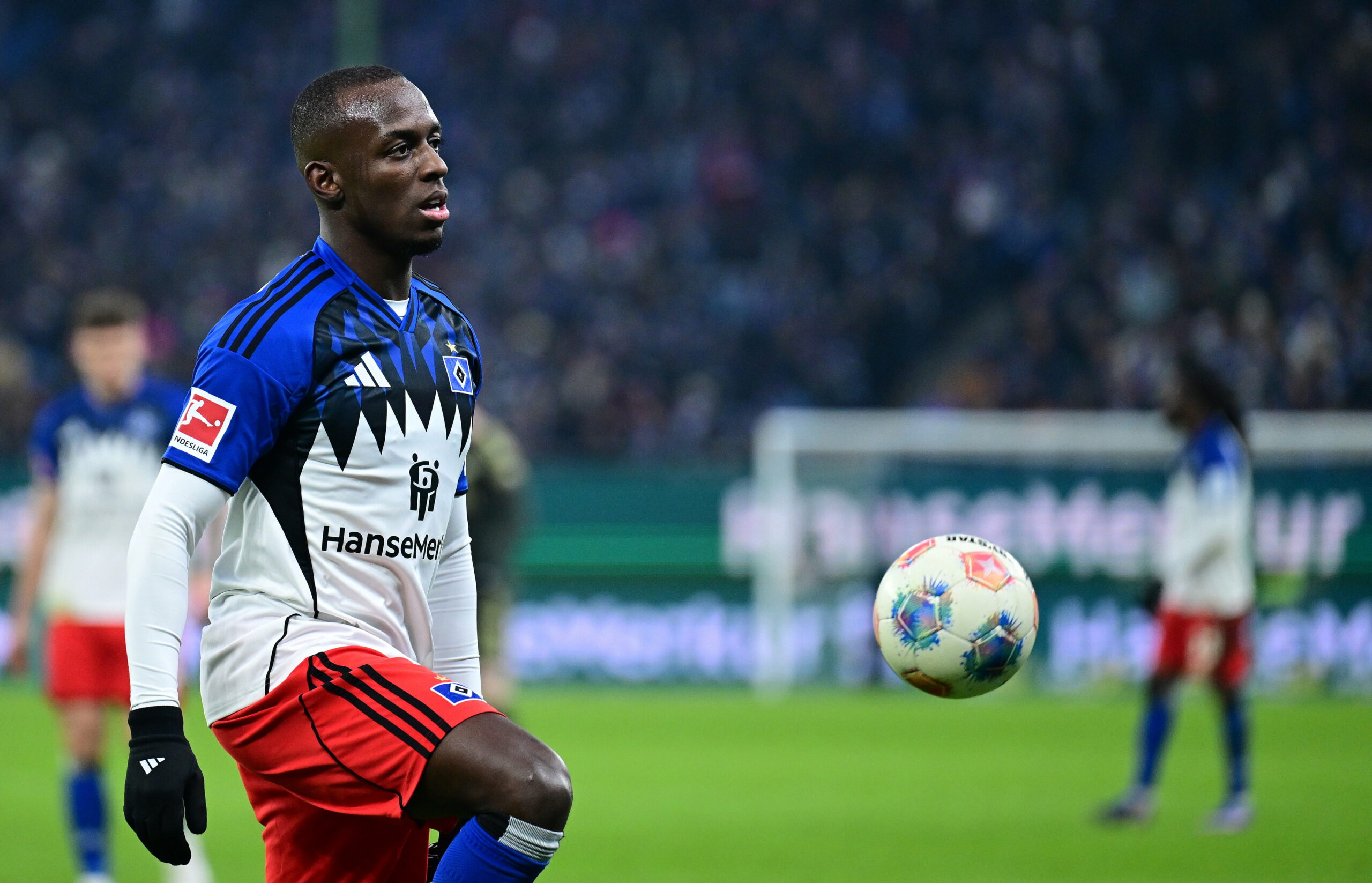 Jean-Luc Dompé auf dem Spielfeld im Volksparkstadion