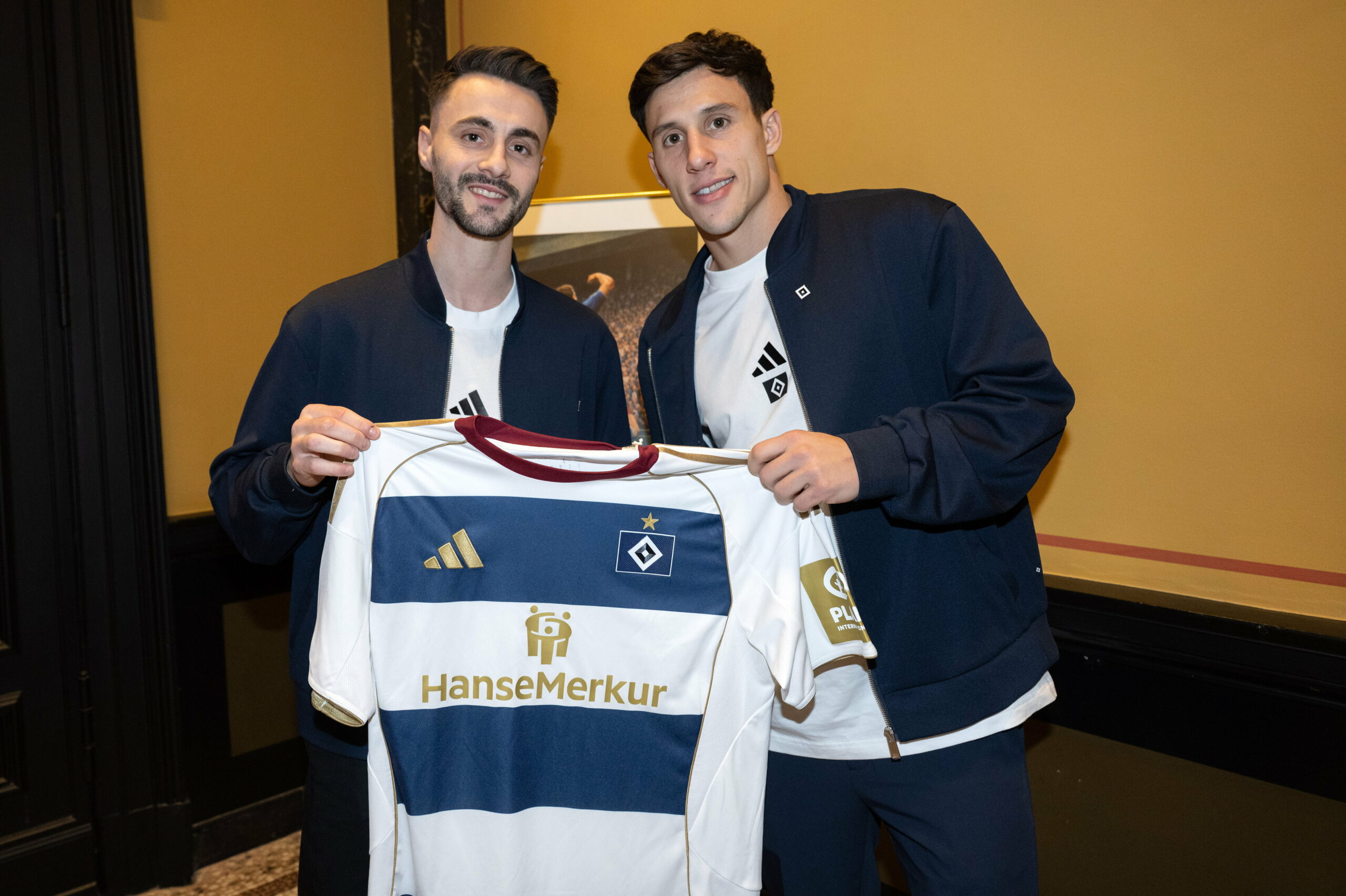 Fabio Vieira und Nicolas Capaldo präsentieren das neue HSV-Sondertrikot.