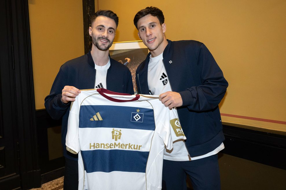 Fabio Vieira und Nicolas Capaldo präsentieren das neue HSV-Sondertrikot.
