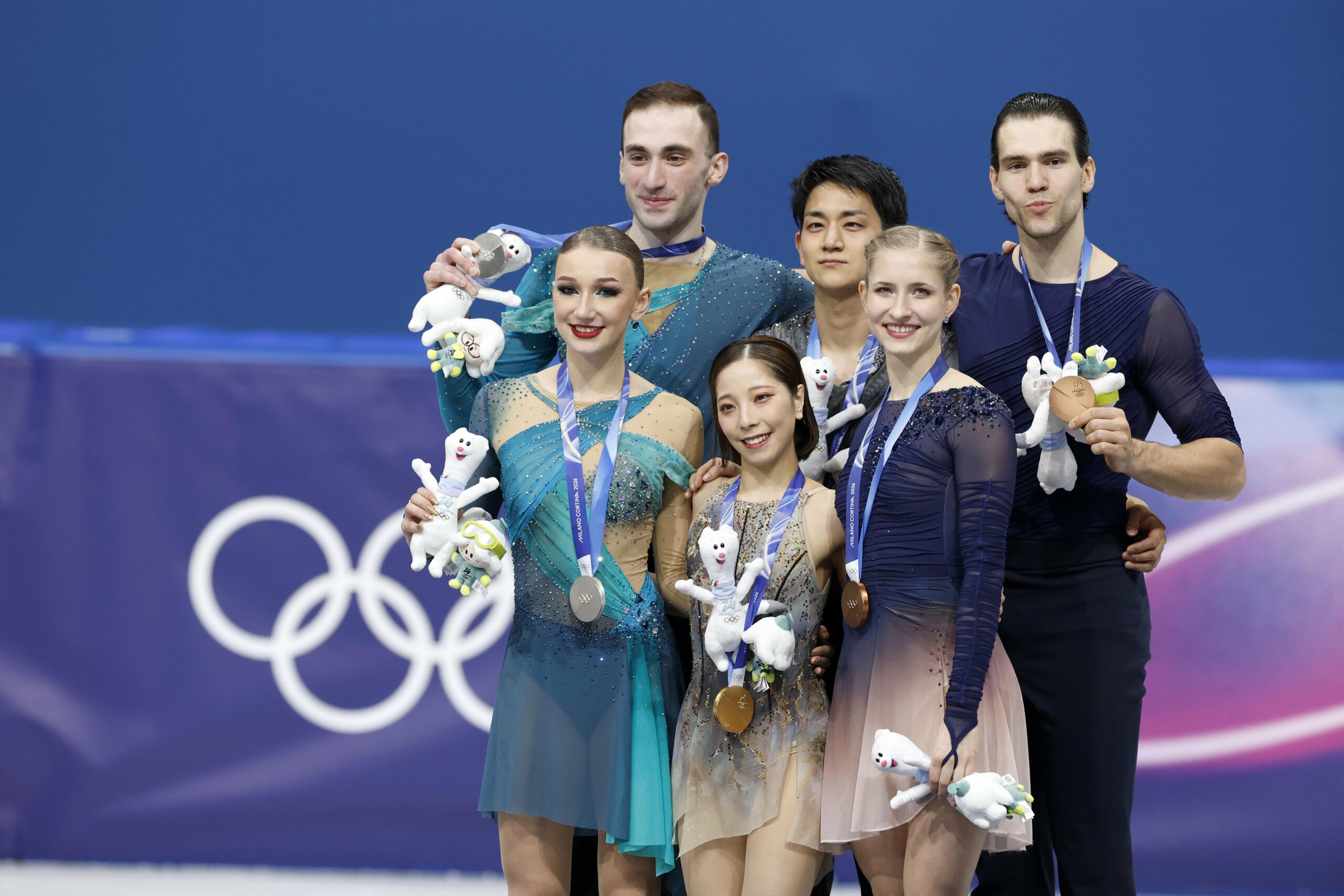 Minerva-Fabienne Hase und Nikita Volodin feiern ihre Bronze-Medaille bei Olympia