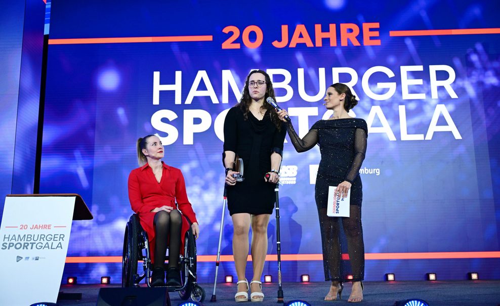 Jasmina Bier mit Laudatorin Edina Müller (und Moderatorin Christina Rann