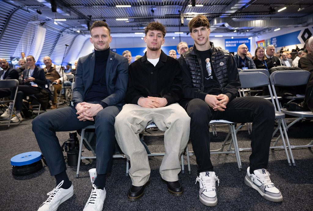 HSV-Sportdirektor Claus Costa und die Profis Otto Stange und Luka Vuskovic (v.l.) bei der Mitgliederversammlung.