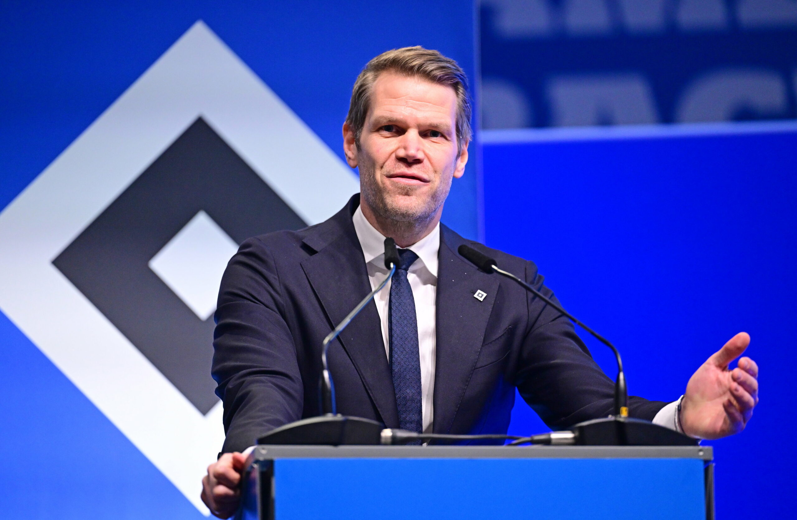 HSV-Finanzvorstand Eric Huwer bei seiner Rede während der Mitgliederversammlung.