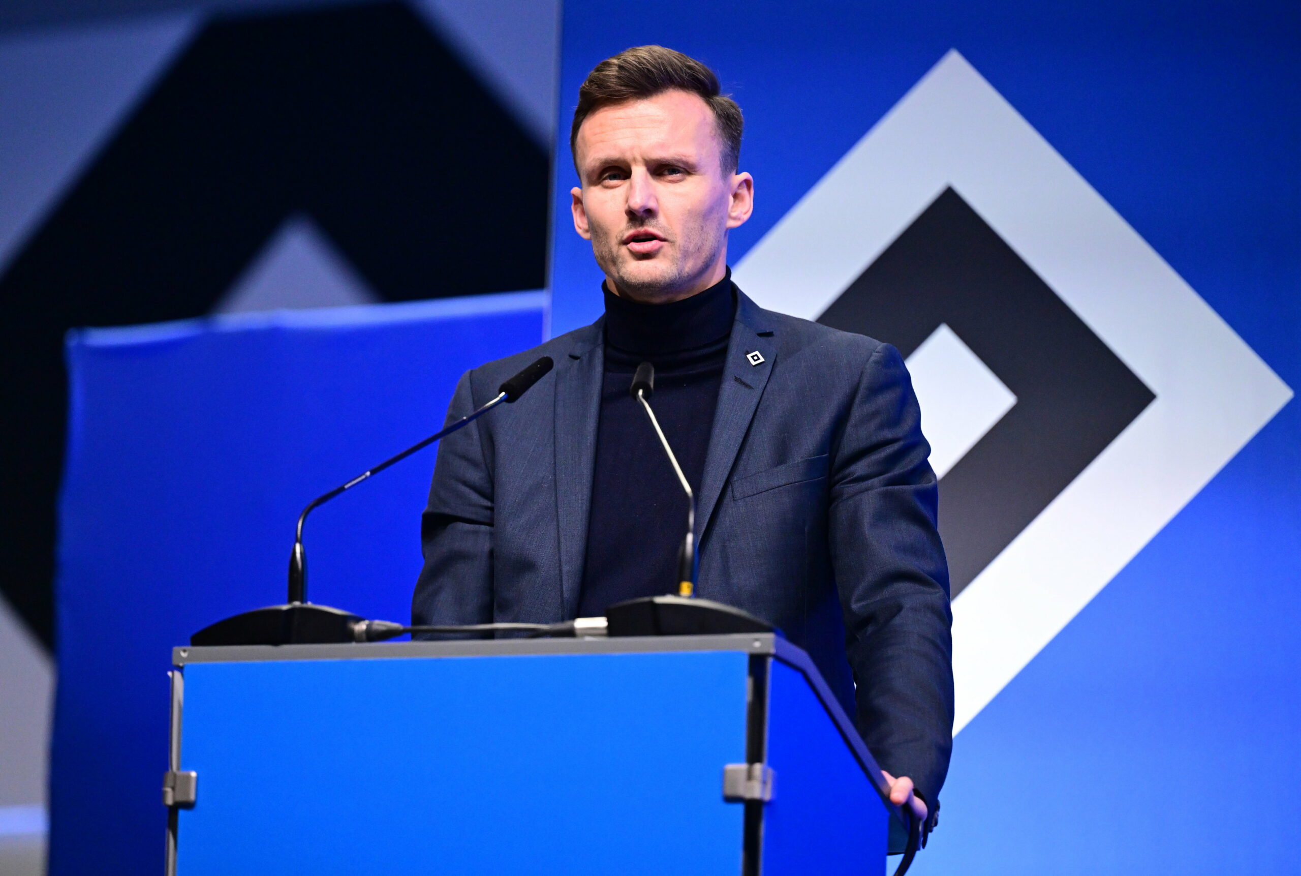 HSV-Sportdirektor Claus Costa spricht zu den Mitgliedern.