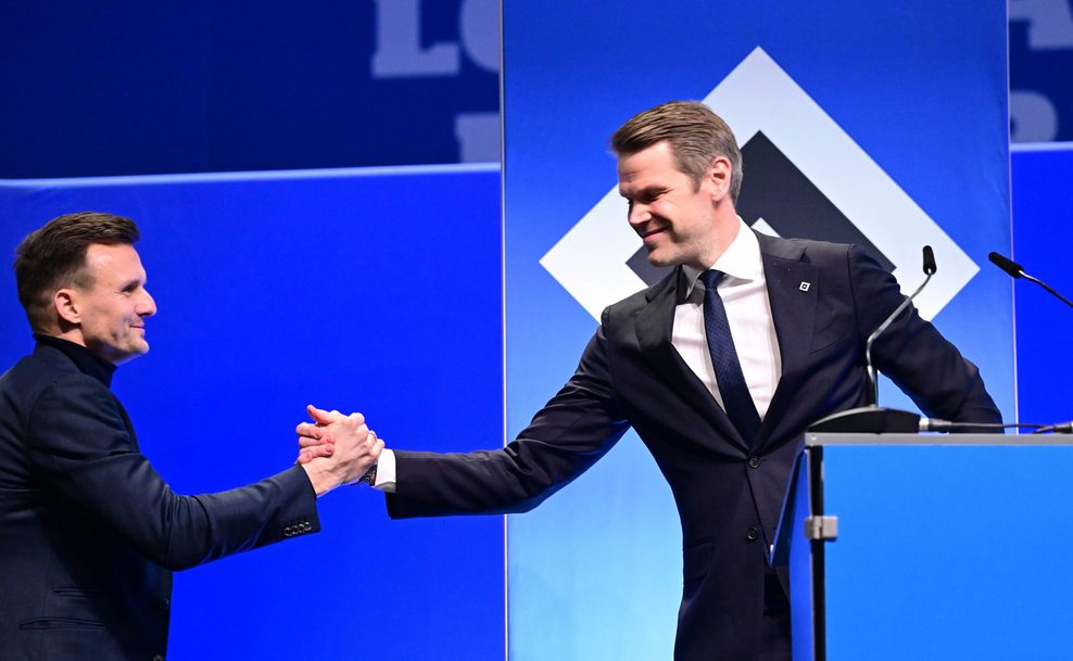 HSV-Sportdirektor Claus Costa (l.) und Finanzvorstand Eric Huwer bei der Mitgliederversammlung.