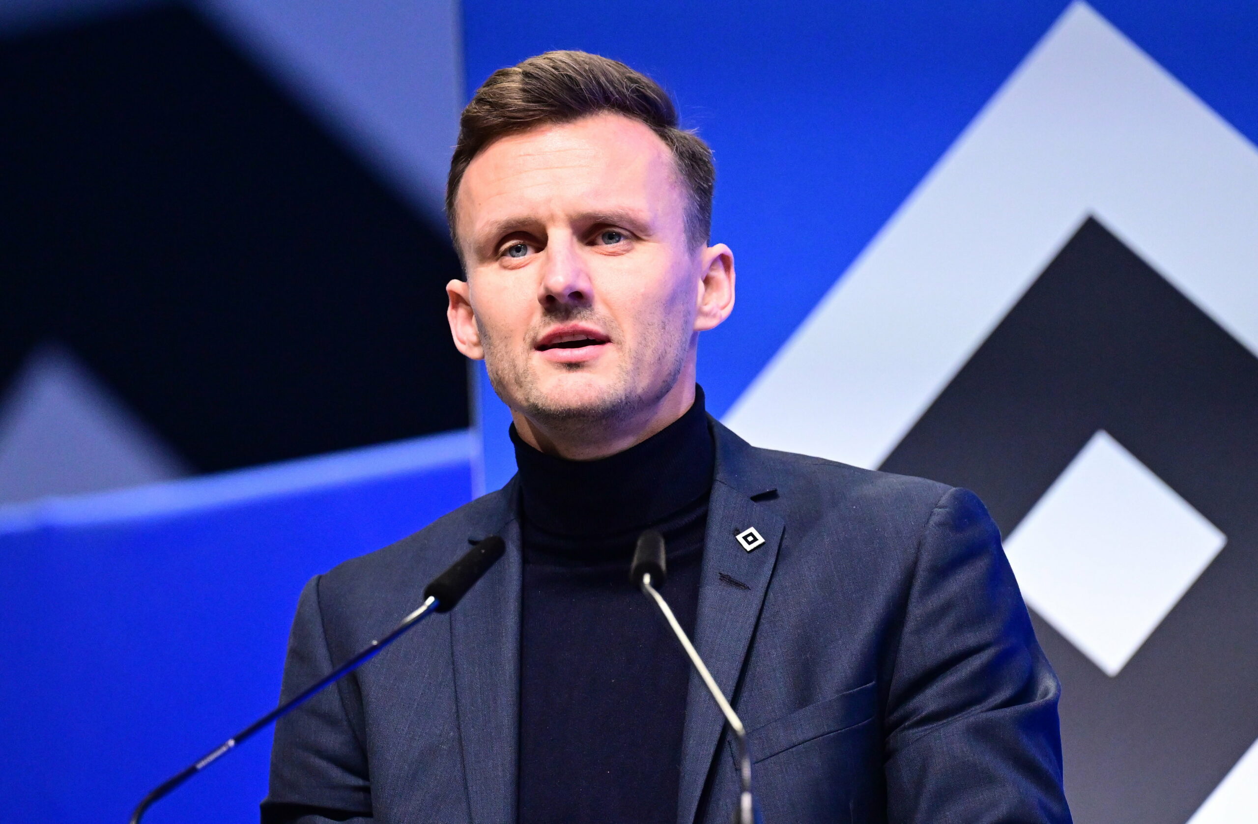 Claus Costa bei einer Rede auf der HSV-Mitgliederversammlung