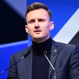 Claus Costa bei einer Rede auf der HSV-Mitgliederversammlung