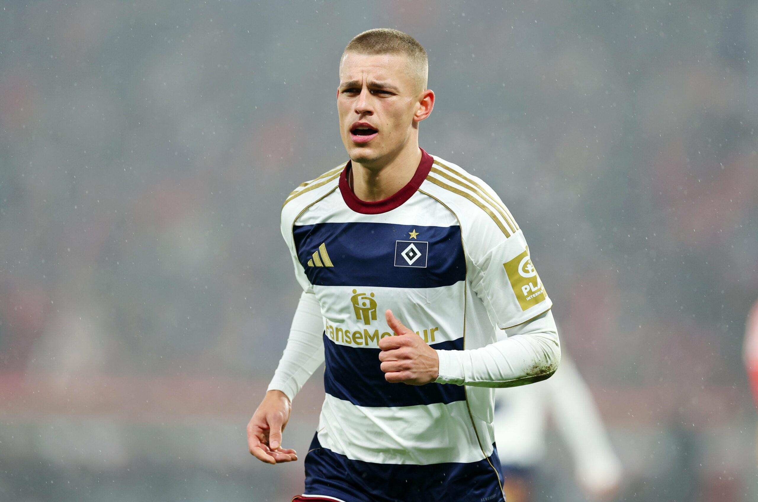 Miro Muheim im Sondertrikot des HSV