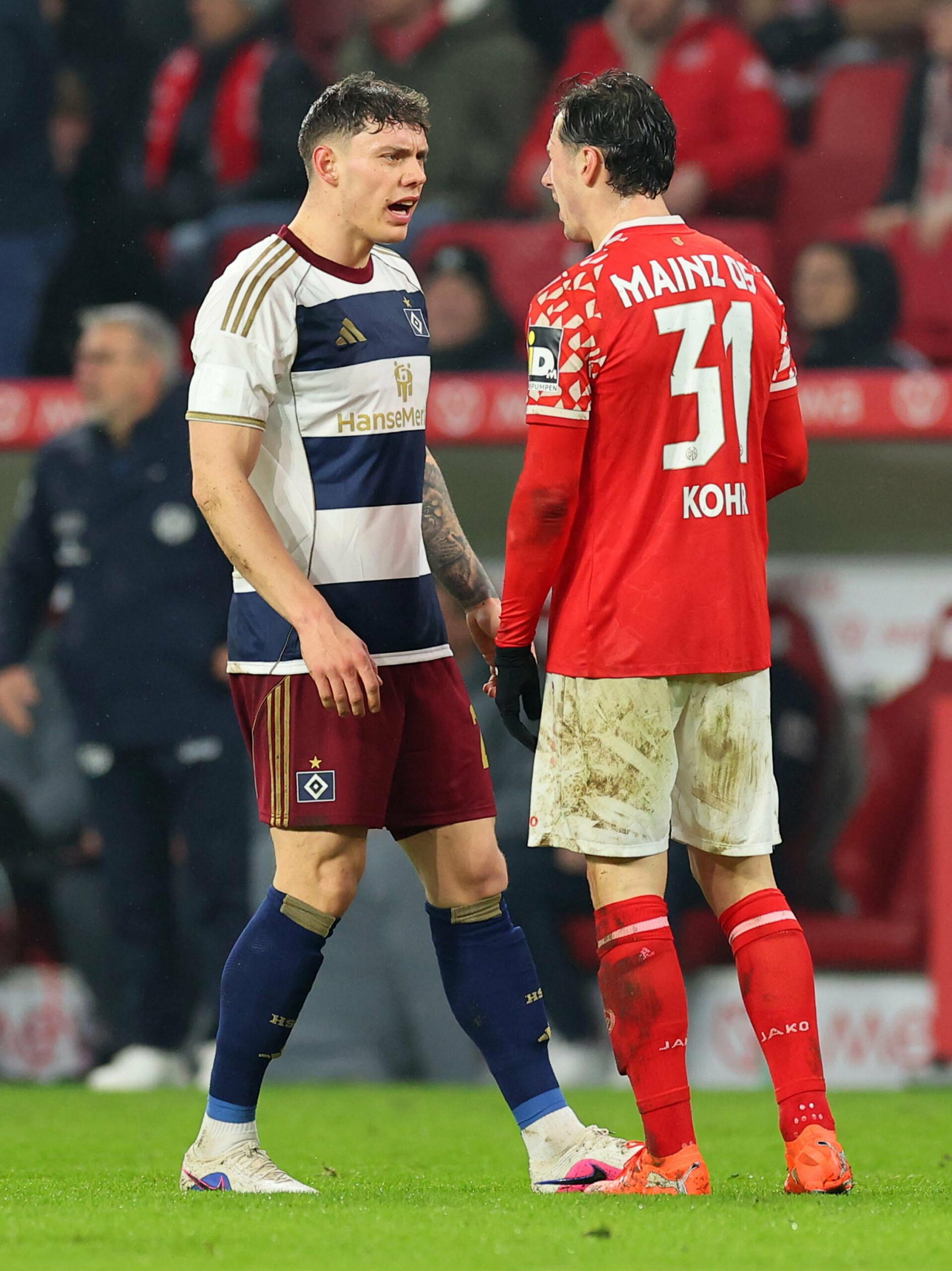 HSV-Profi Nicolai Remberg diskutiert mit Dominik Kohr von Mainz 05