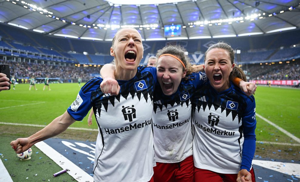 Sophie Hillebrand, Melanie Brunnthaler und Camilla Linberg bejubeln ein HSV-Tor