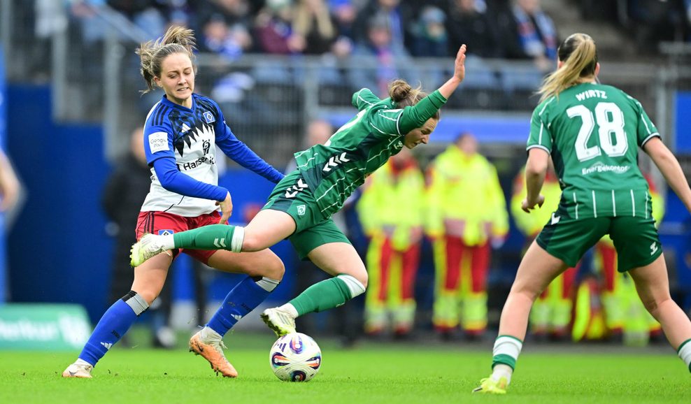 HSV-Profi Camilla Linberg im Zweikampf mit Chiara D'Angelo von Werder Bremen