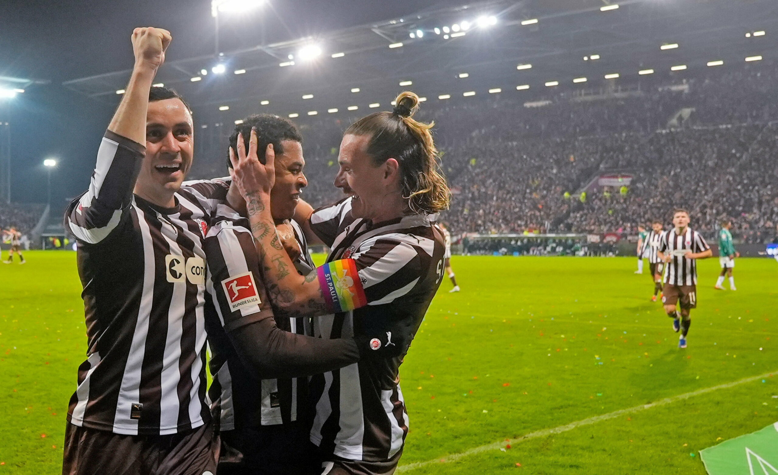 St. Pauli-Profis jubeln nach dem 2:1 gegen Werder Bremen