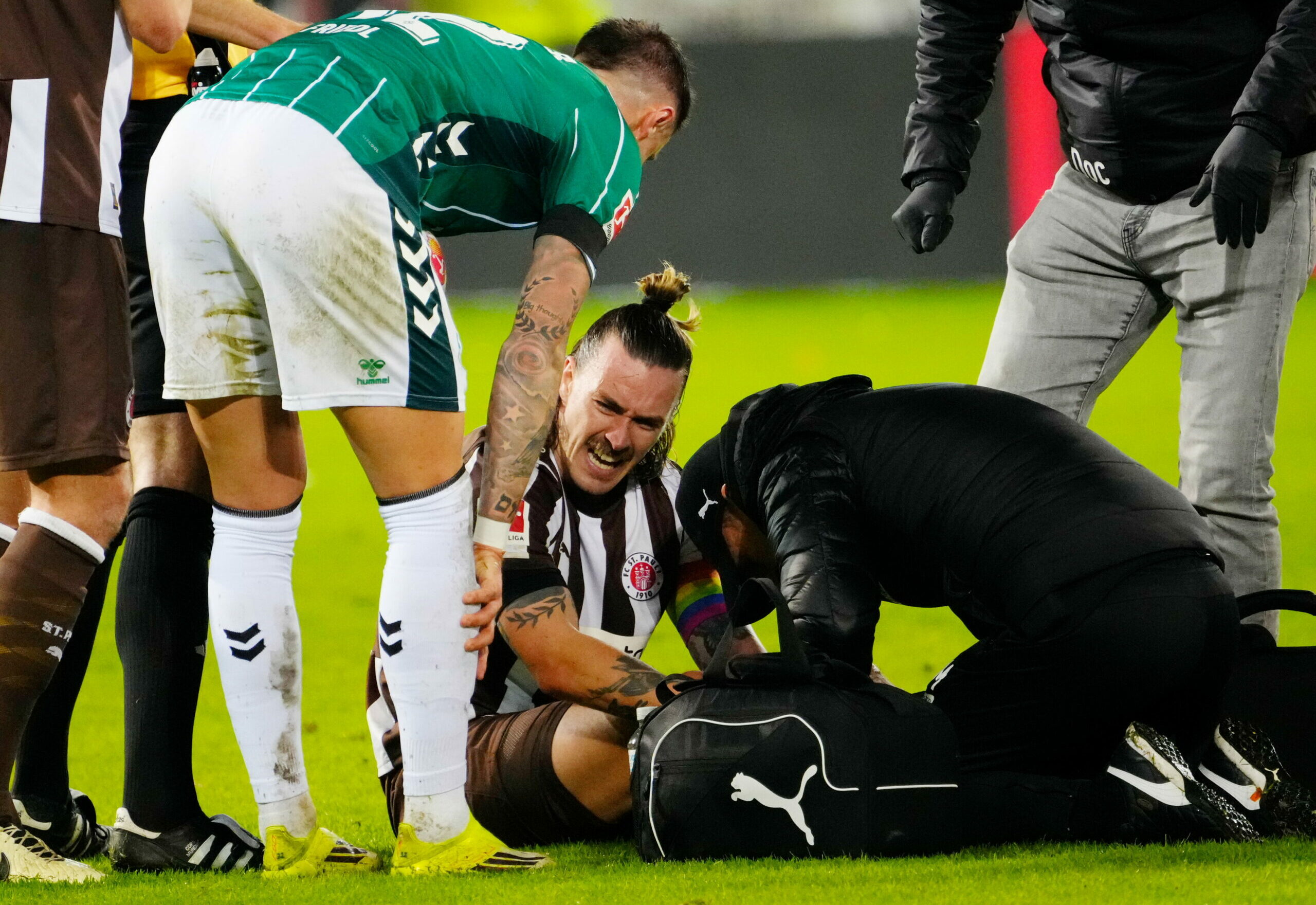 St. Pauli-Kapitän Jackson Irvine wird behandelt und die Schmerzen sind ihm anzusehen