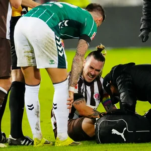 St. Pauli-Kapitän Jackson Irvine wird behandelt und die Schmerzen sind ihm anzusehen