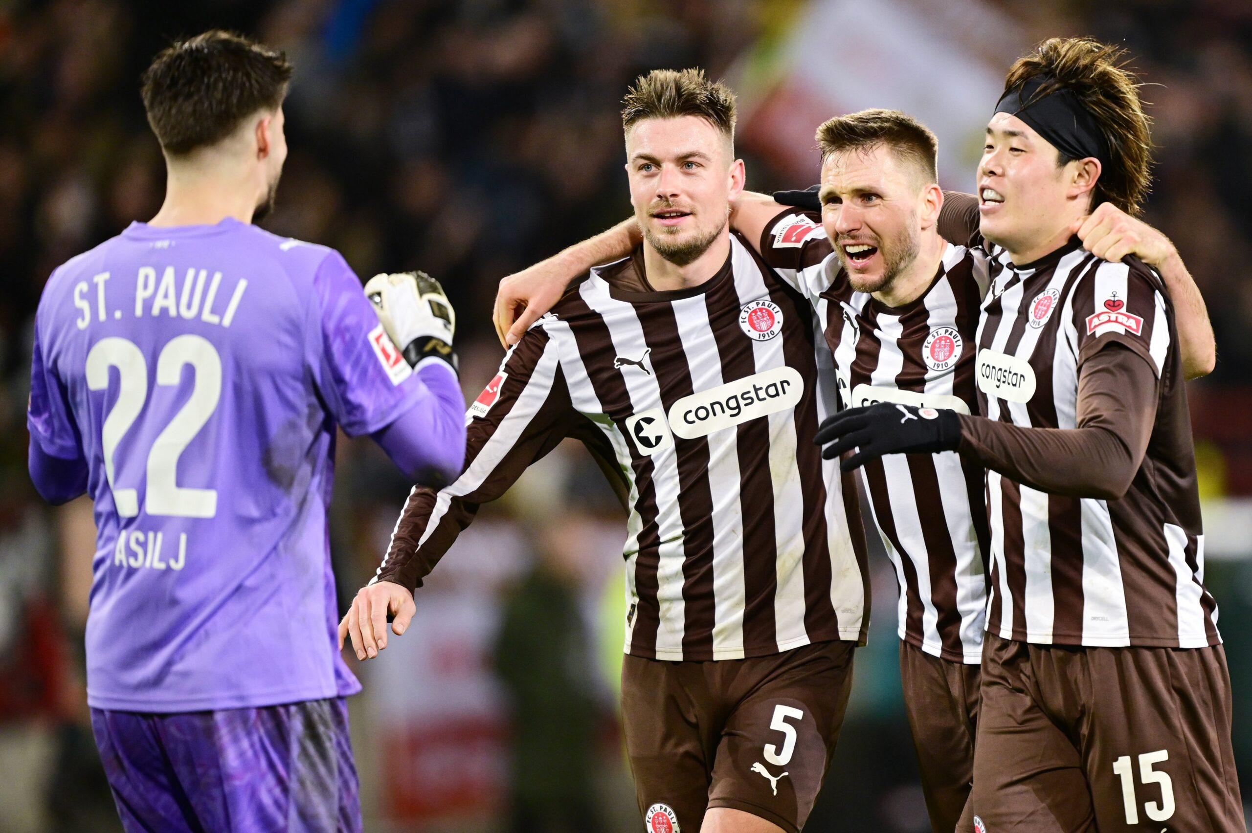 Tomoya Ando, Karol Mets, Hauke Wahl und Niko Vasilj nach dem Bremen-Sieg