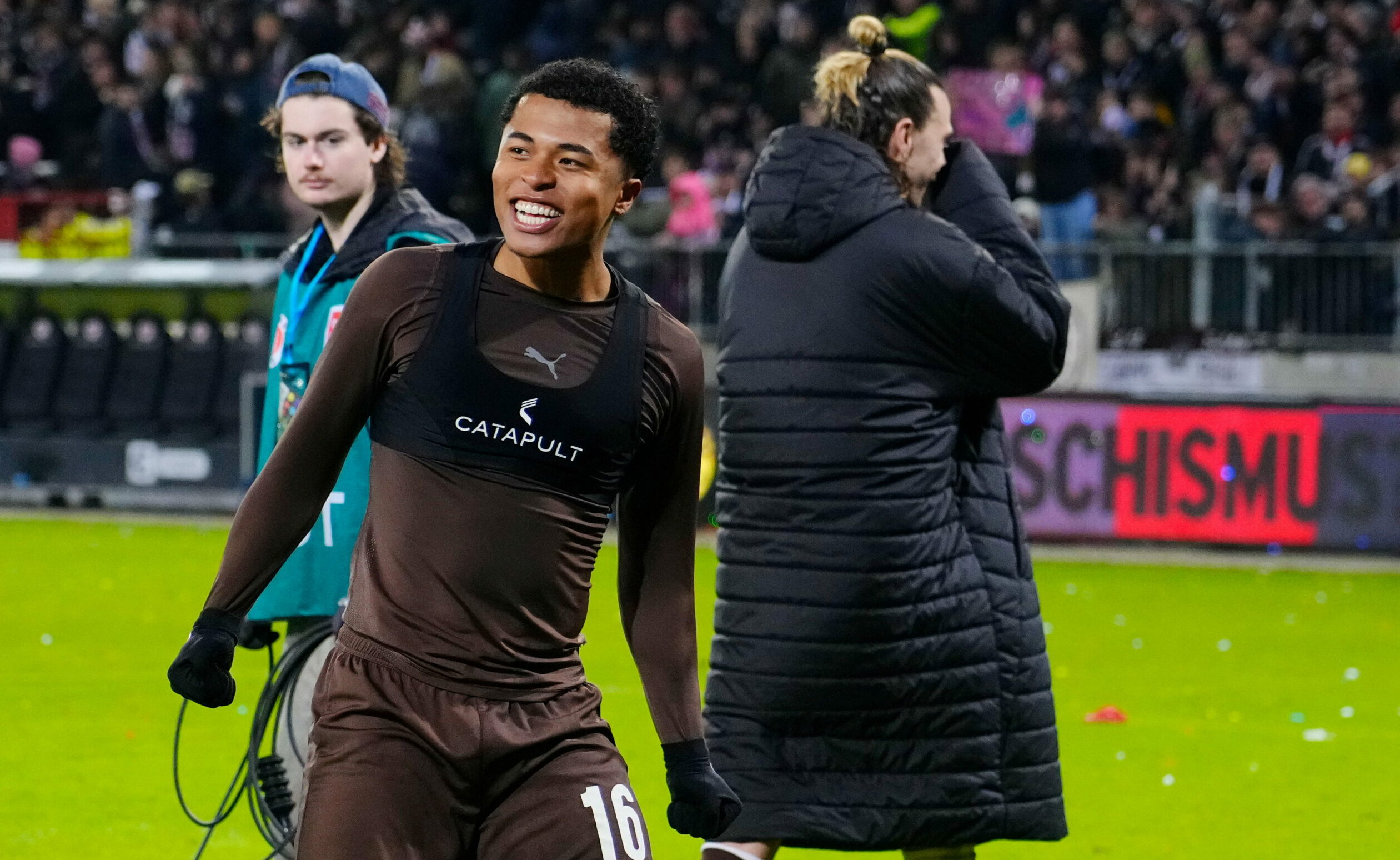 St. Pauli-Spieler Joel Chima Fujita lacht und freut isich über den Sieg gegen Bremen