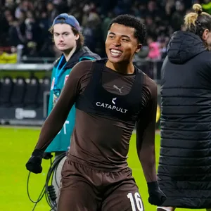 St. Pauli-Spieler Joel Chima Fujita lacht und freut isich über den Sieg gegen Bremen