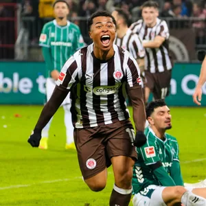 Joel Chima Fujita bejubelt ein Tor für FC St. Pauli