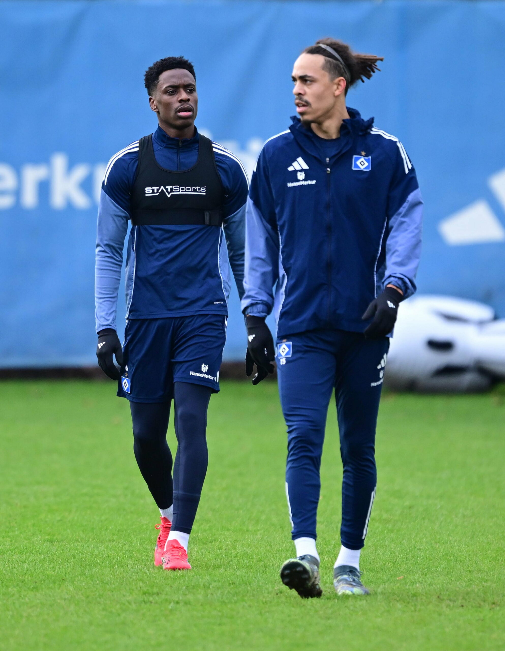 Albert Sambi Lokonga zusammen mit Yussuf Poulsen auf dem Trainingsplatz