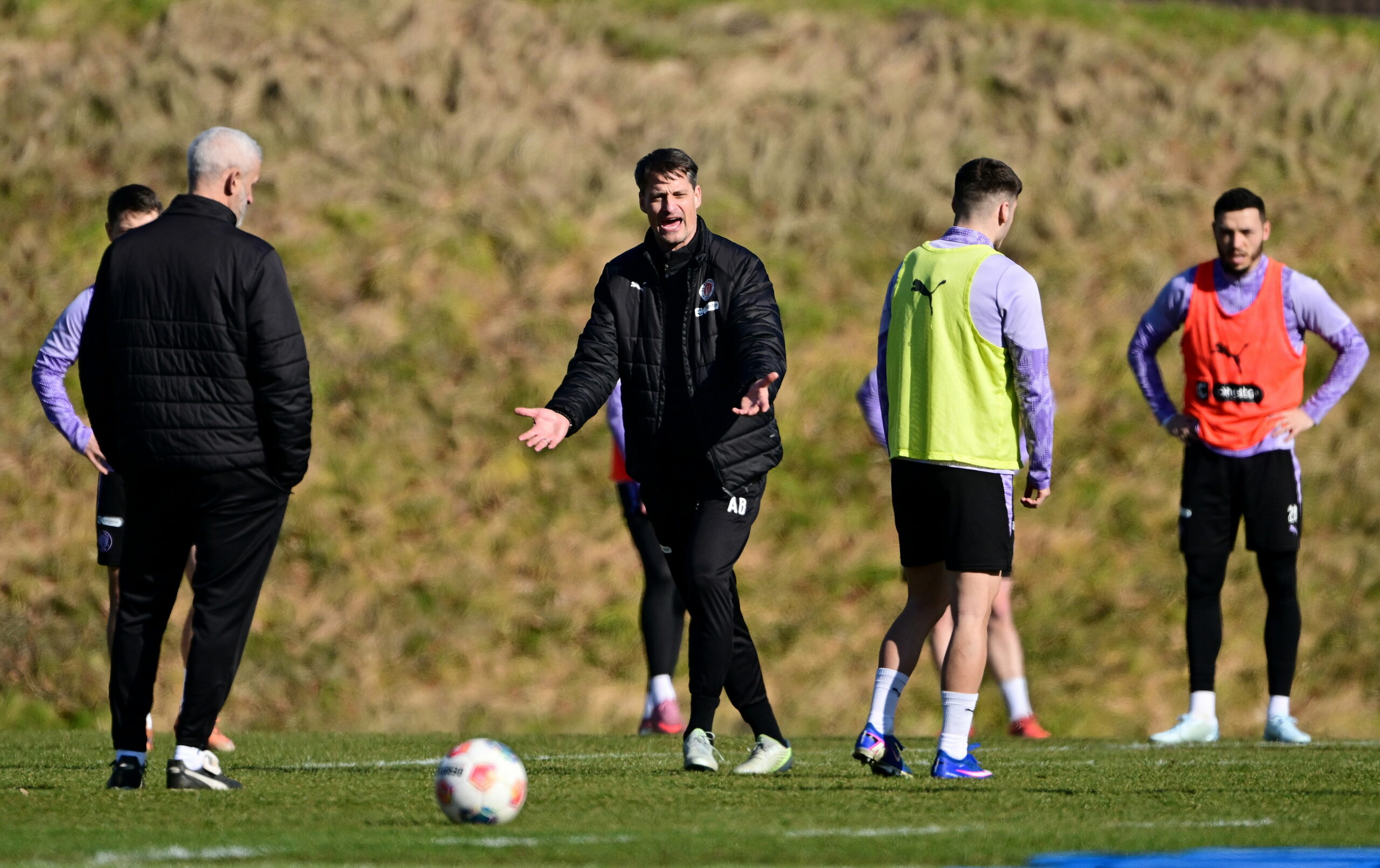 Alexander Blessin ruft und gestikuliert im Training