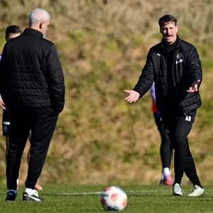 Alexander Blessin ruft und gestikuliert im Training