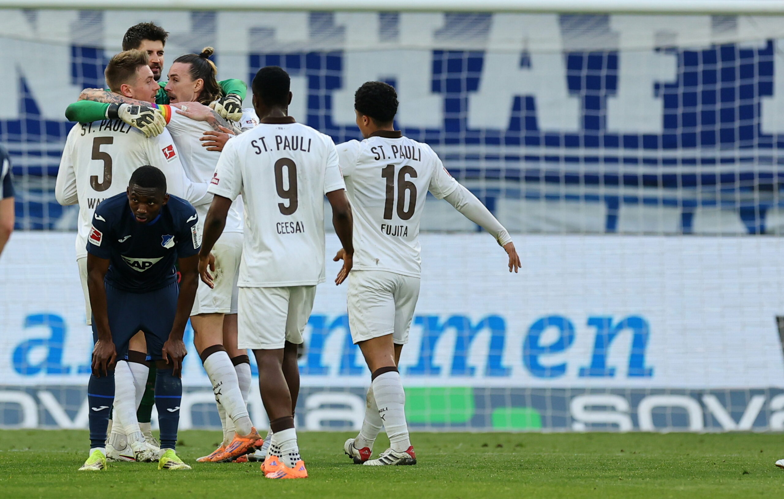 St. Pauli feiert den Sieg in Hoffenheim