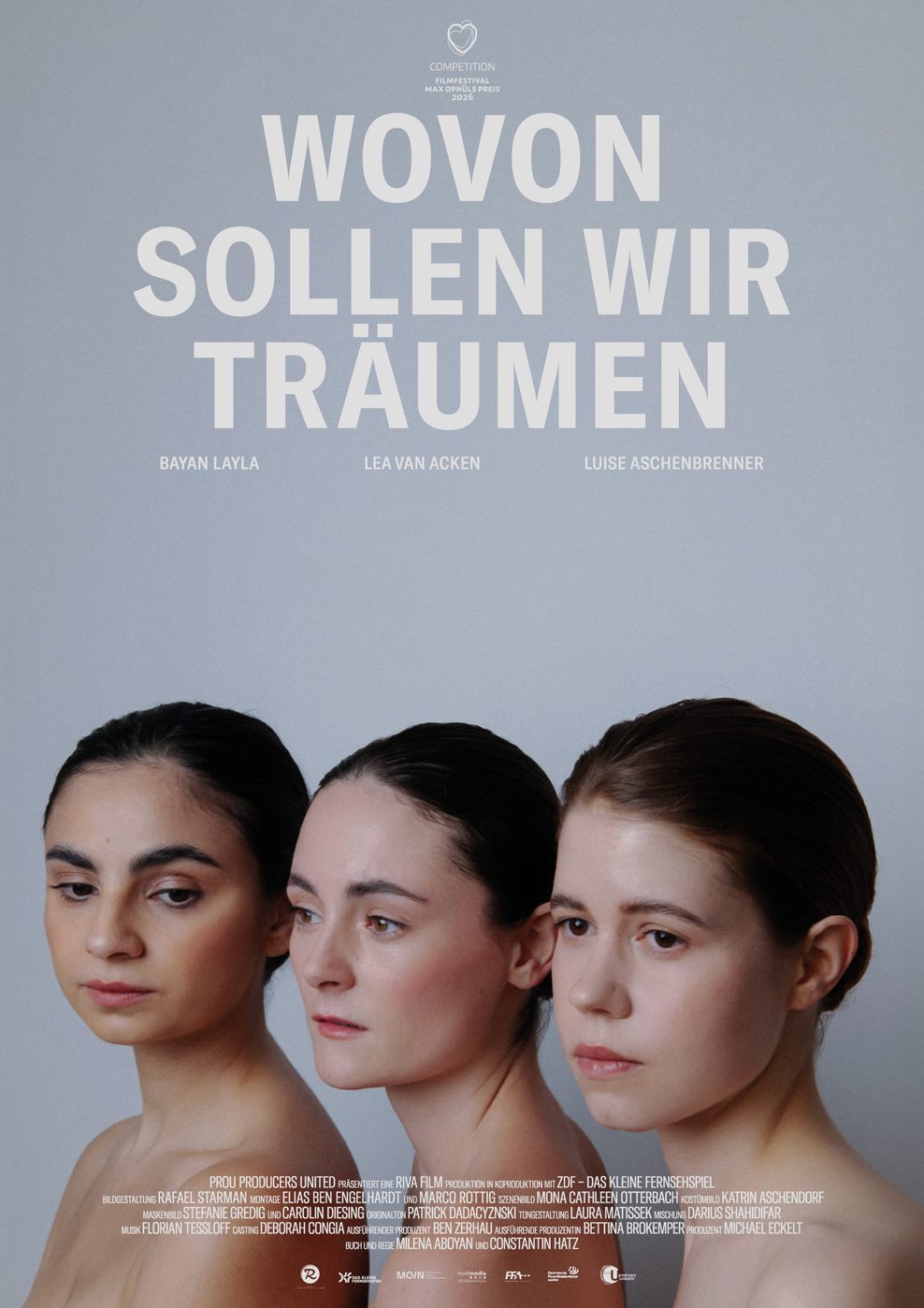 Das Filmplakat von „Wovon sollen wir träumen“ zeigt die drei Schauspielerinnen mit strenger Frisur nebeneinander.