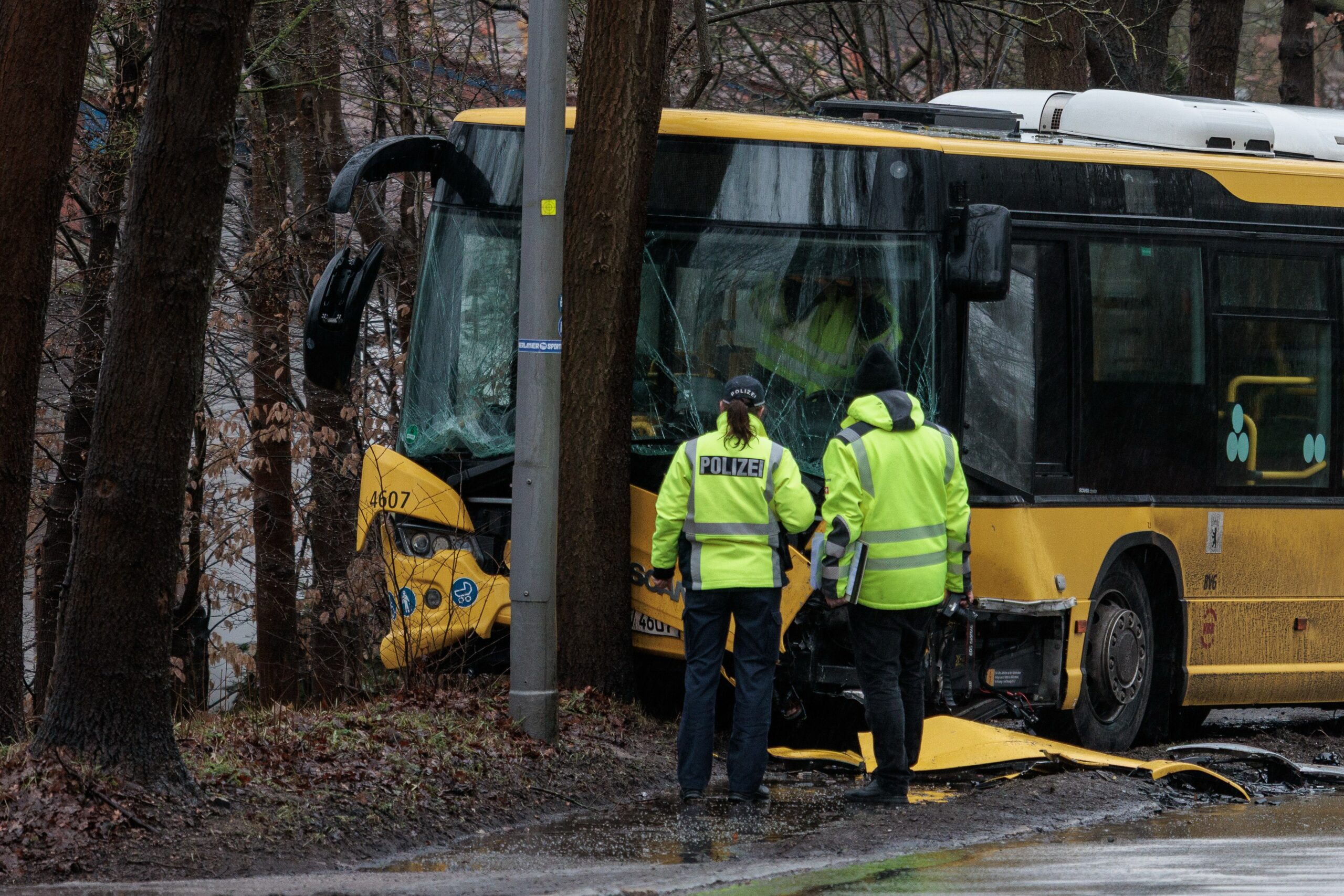 Zwölf Menschen wurden bei dem Busunfall in Berlin verletzt.