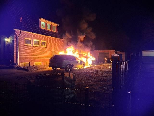 Die brennenden Autos standen direkt neben einem Wohnhaus.