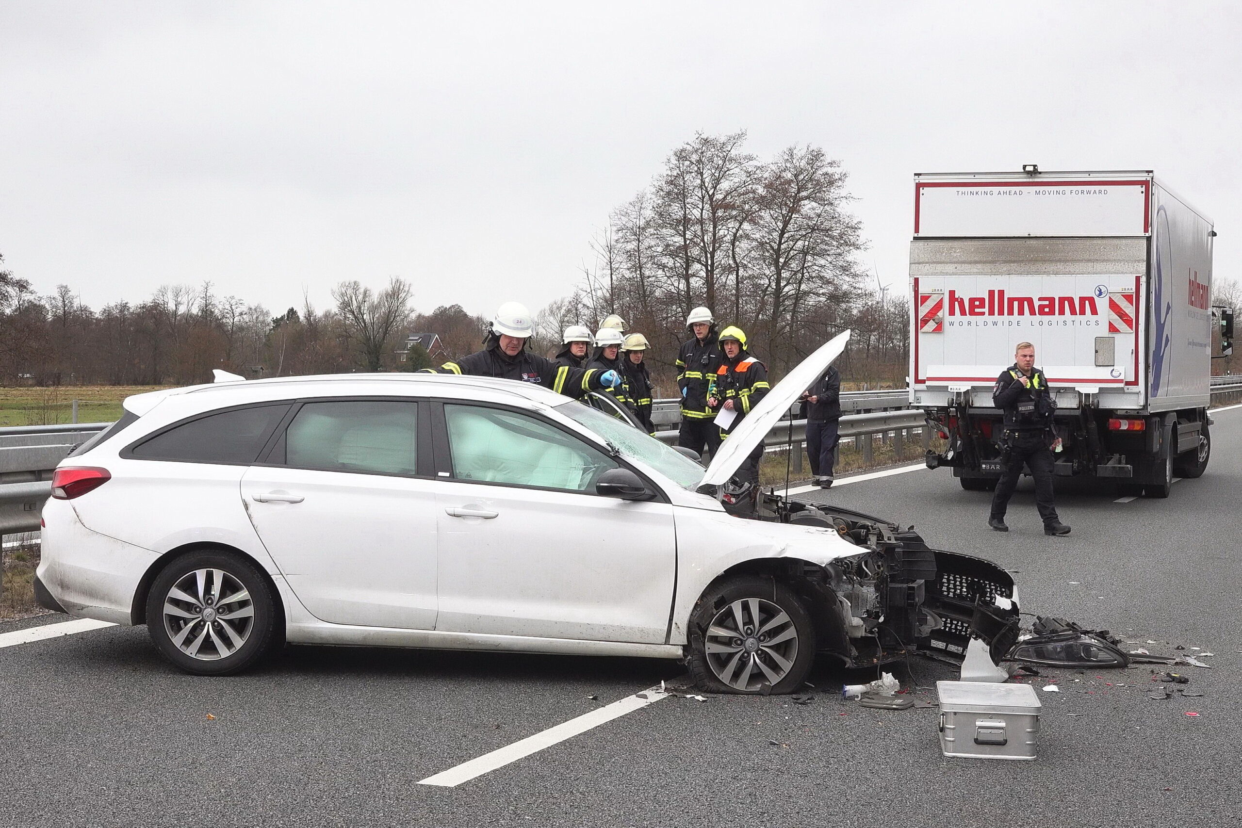 Ein weißer Kombi steht nach dem Auffahrunfall völlig demoliert auf der Fahrbahn.