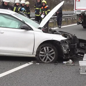 Ein weißer Kombi steht nach dem Auffahrunfall völlig demoliert auf der Fahrbahn.