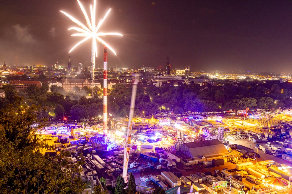Großes Osterfeuerwerk am Ostersonntag.