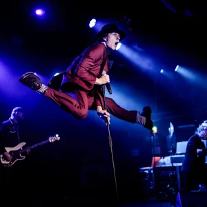 Maxïmo Park heizt beim Konzert in Hamburg ordentlich ein.