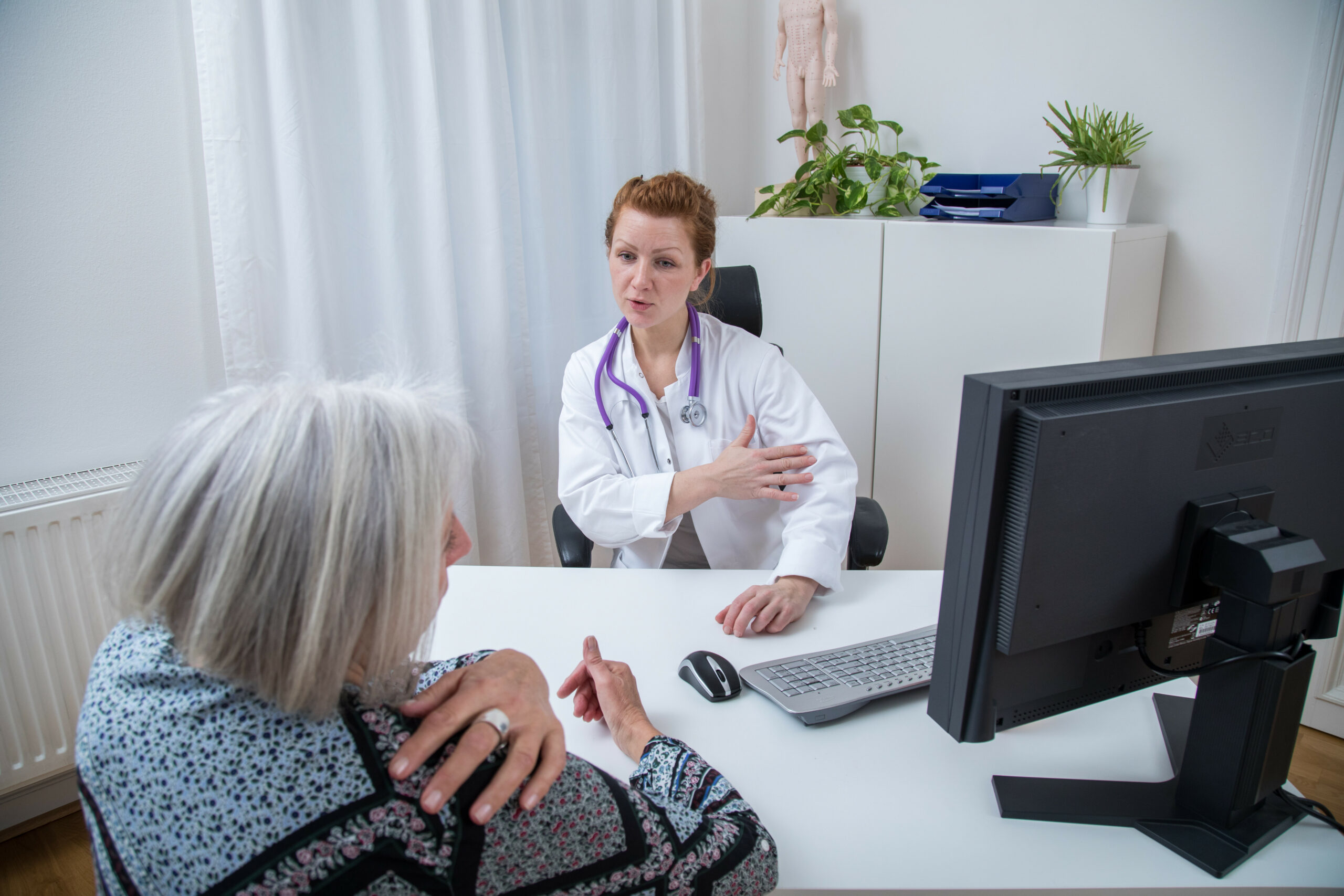 Eine Ärztin mit einer Patientin in einer Hamburger Praxis (Symbolbild).