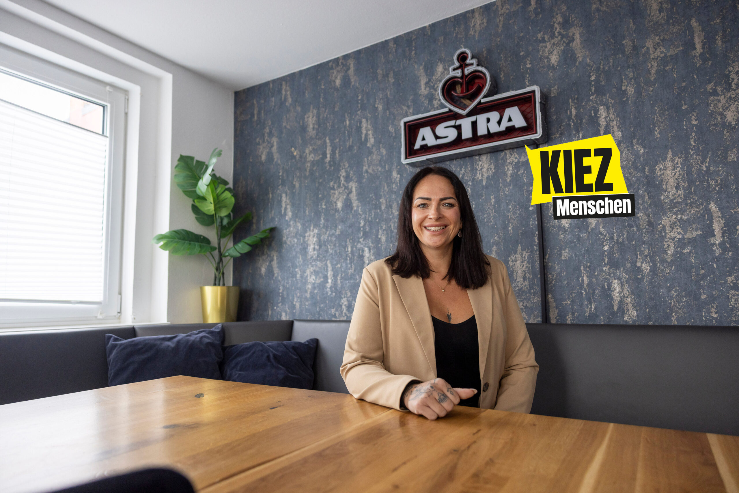 Ricarda Belmar (35) am Tisch ihrer grössten Ferienwohnung auf dem Kiez.