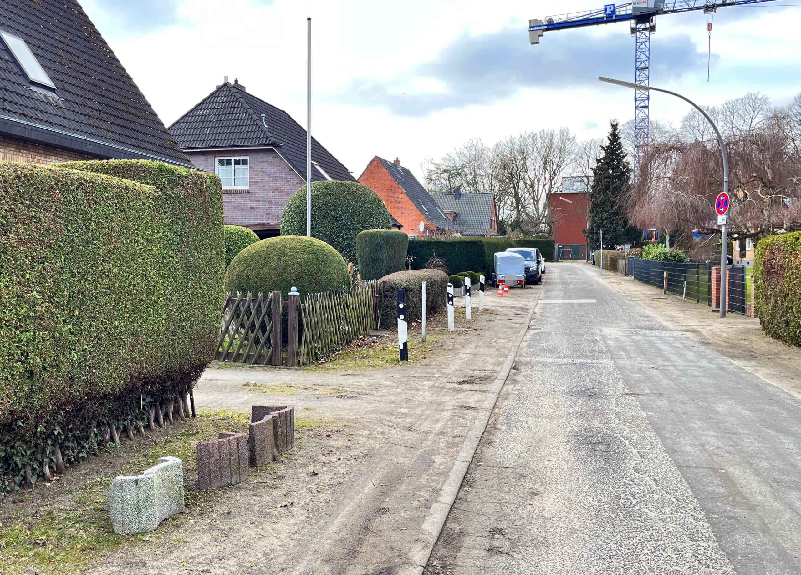 Trotz Parpklatznot. Eigenheimbesitzer stellen Poller vor ihren Häusern in Billstedt auf. Nun reagiert das Bezirksamt