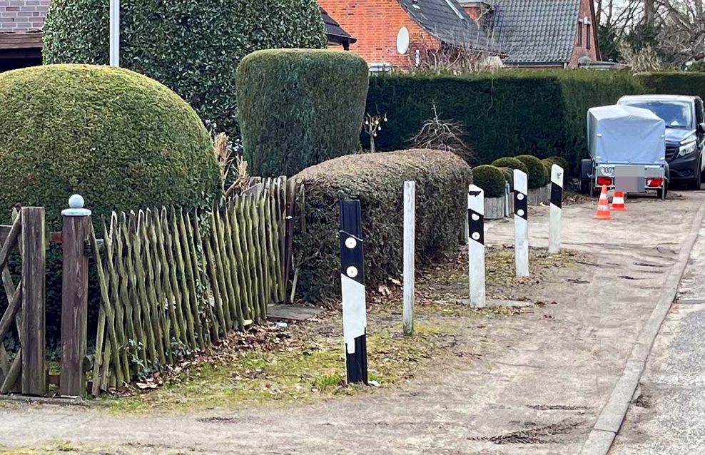 Um das Parken vor ihren EIgenheimen zu verhindern. Hausbesitzer pollern öffentlichen Parkraum ab