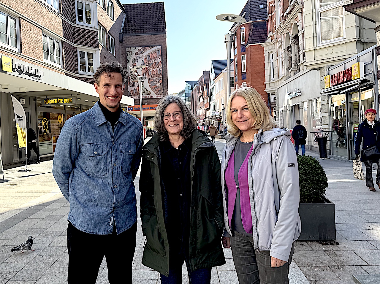 Stadtplaner Jan Krimson mit Susanne Meier (M.) und Manuela von Hacht (Wirtschaftsverband WSB)