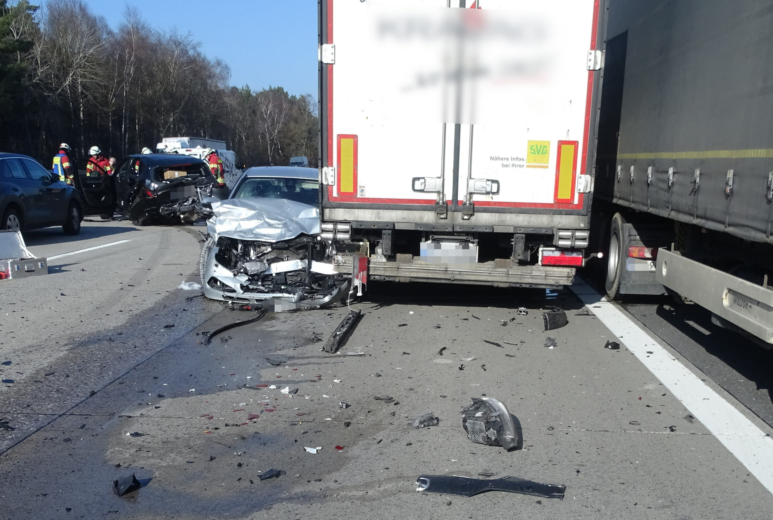 Der Wagen wurde nach dem ersten Zusammenstoß gegen einen Lkw geschleudert.