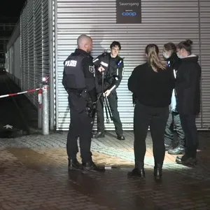 Der Parkplatz des Supermarkts, vor dem der tödliche Streit passiert sein soll, ist abgesperrt.