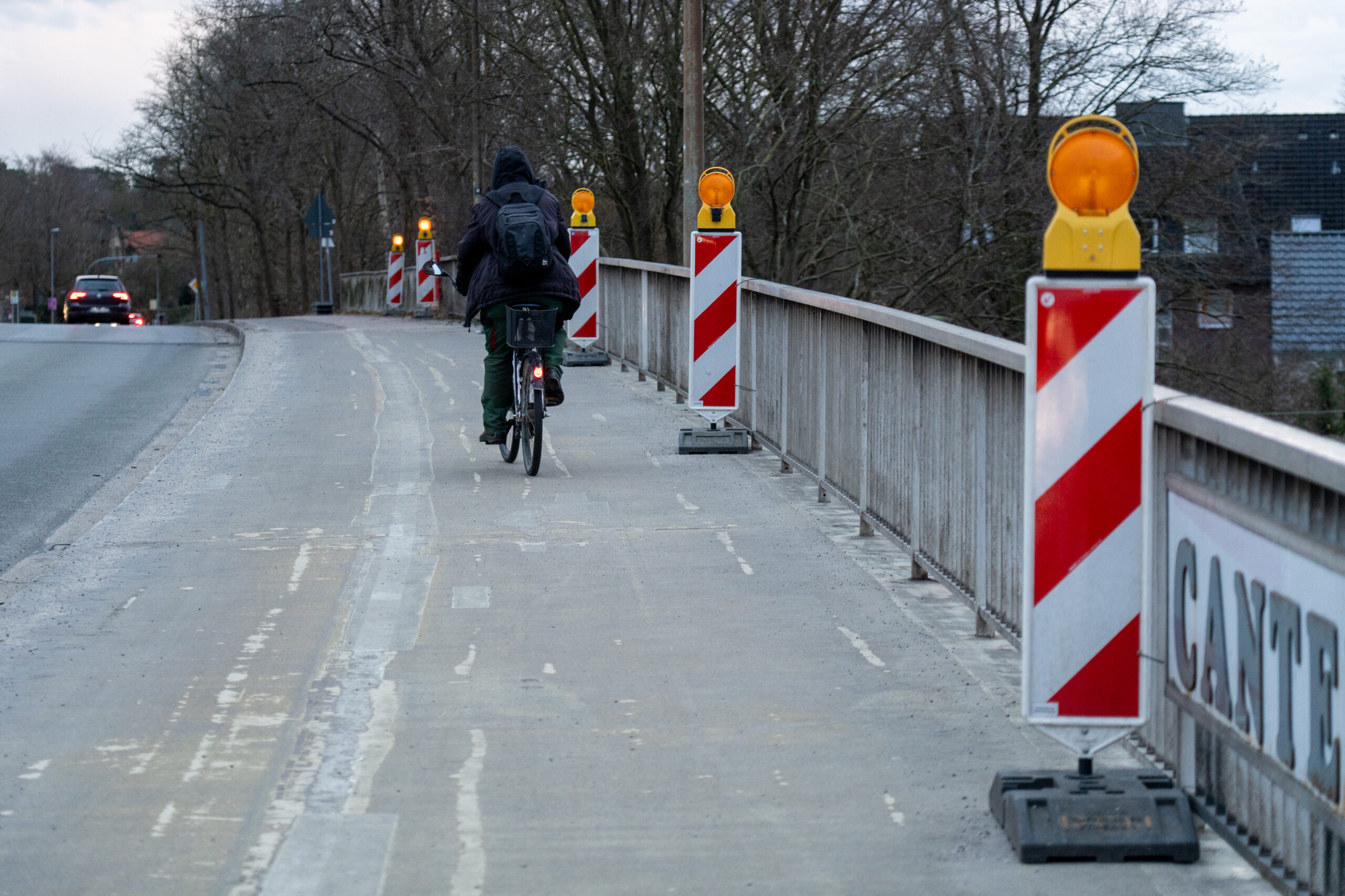 Ein Radfahrer fährt über die Canteleu-Brücke in Buchholz.
