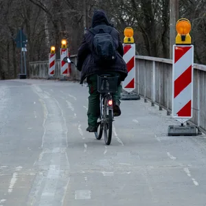 Ein Radfahrer fährt über die Canteleu-Brücke in Buchholz.