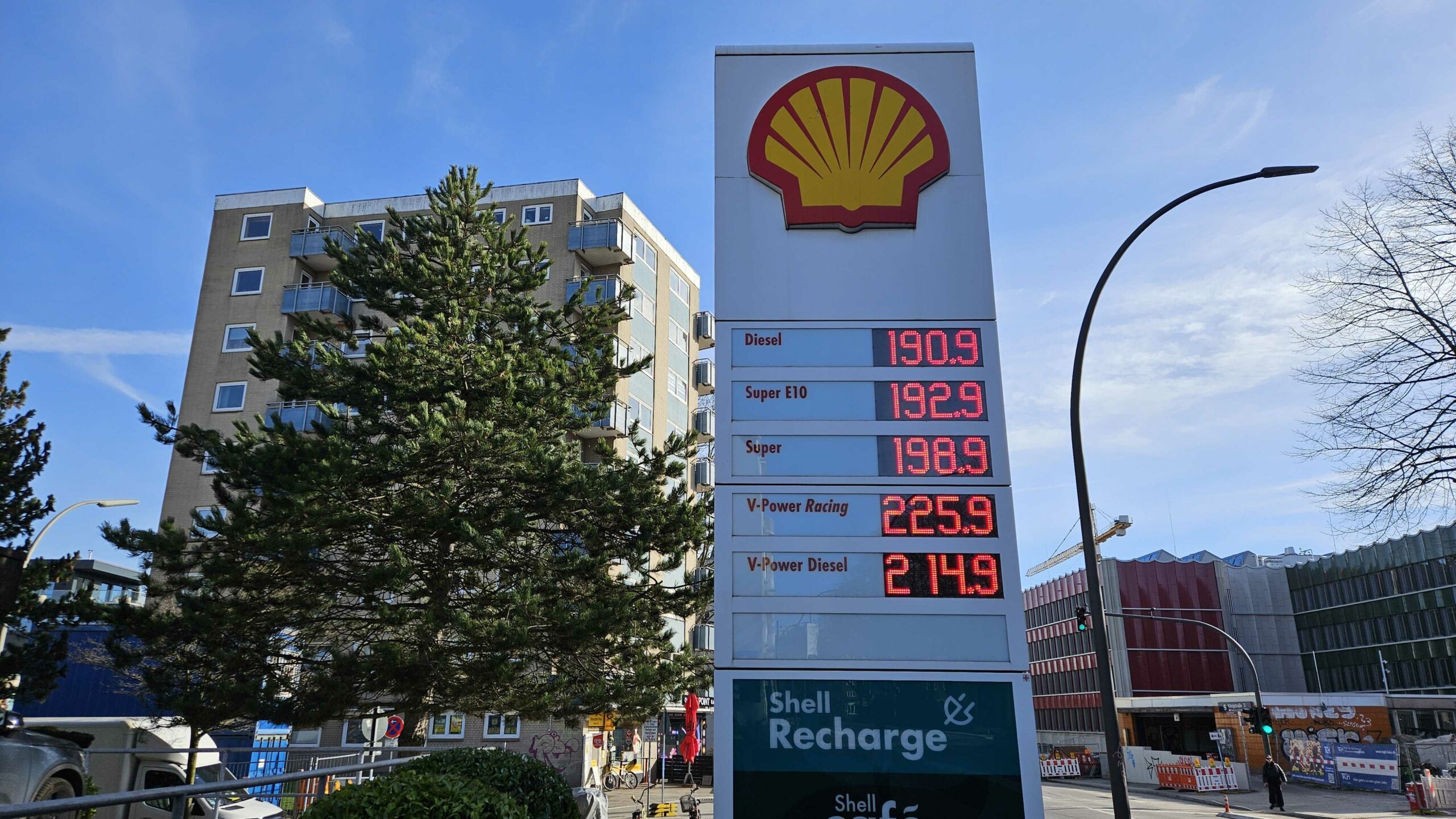 Eine Shell-Tankstelle an der Königsstraße. Diesel kostet hier 1,91 pro Liter. Super kostet 1,99 pro Liter.