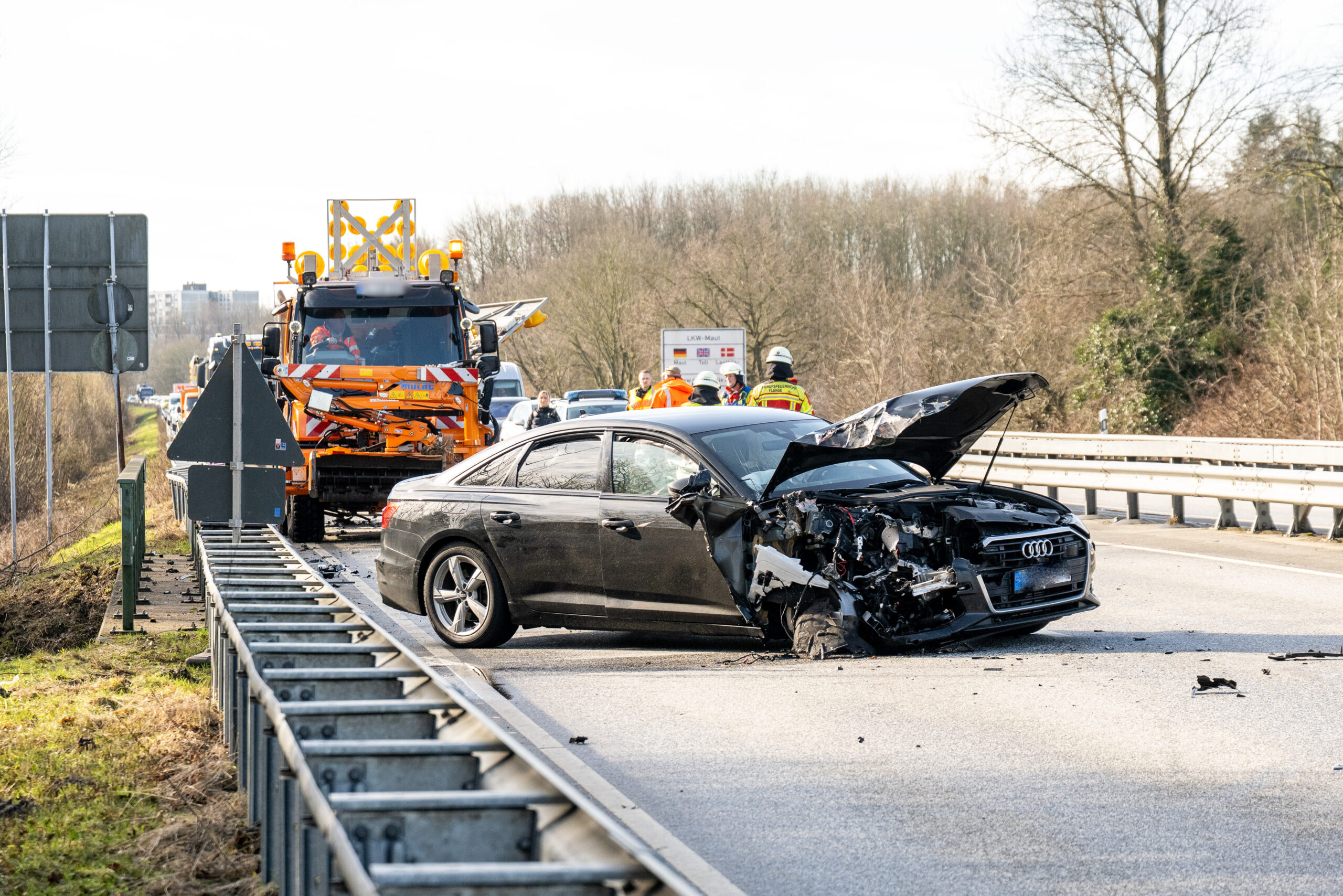 Der Audi fuhr hinten auf den Mähwagen auf.