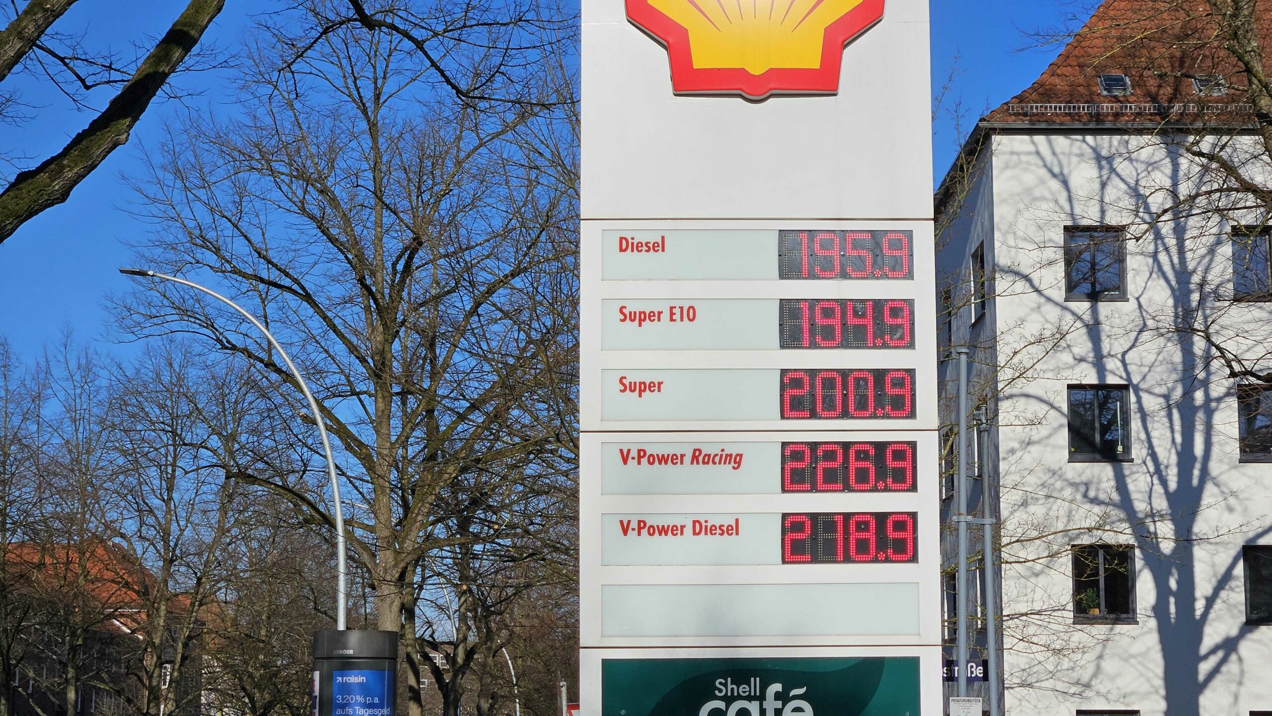 An einigen Hamburger Tankstellen, etwa an der Bundesstraße in Eimsbüttel, liegt der Liter Super bereits über der 2-Euro-Marke.