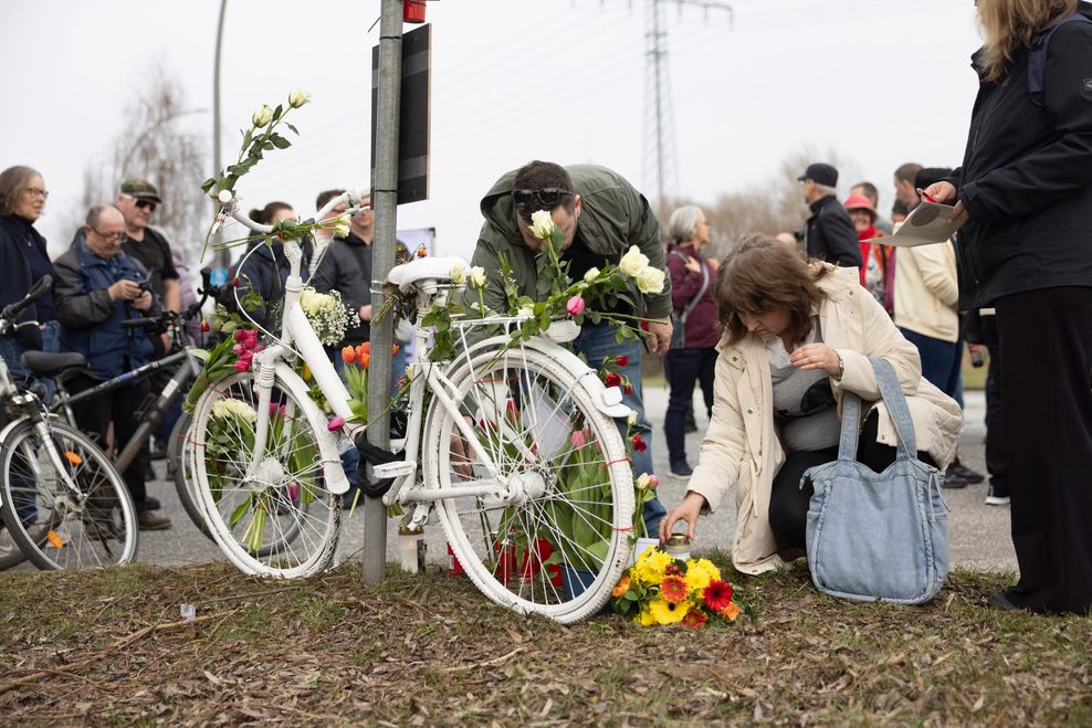 Gedenkstätte für den Toten: Trauernde heften Blumen und Briefe an ein Ghostbike