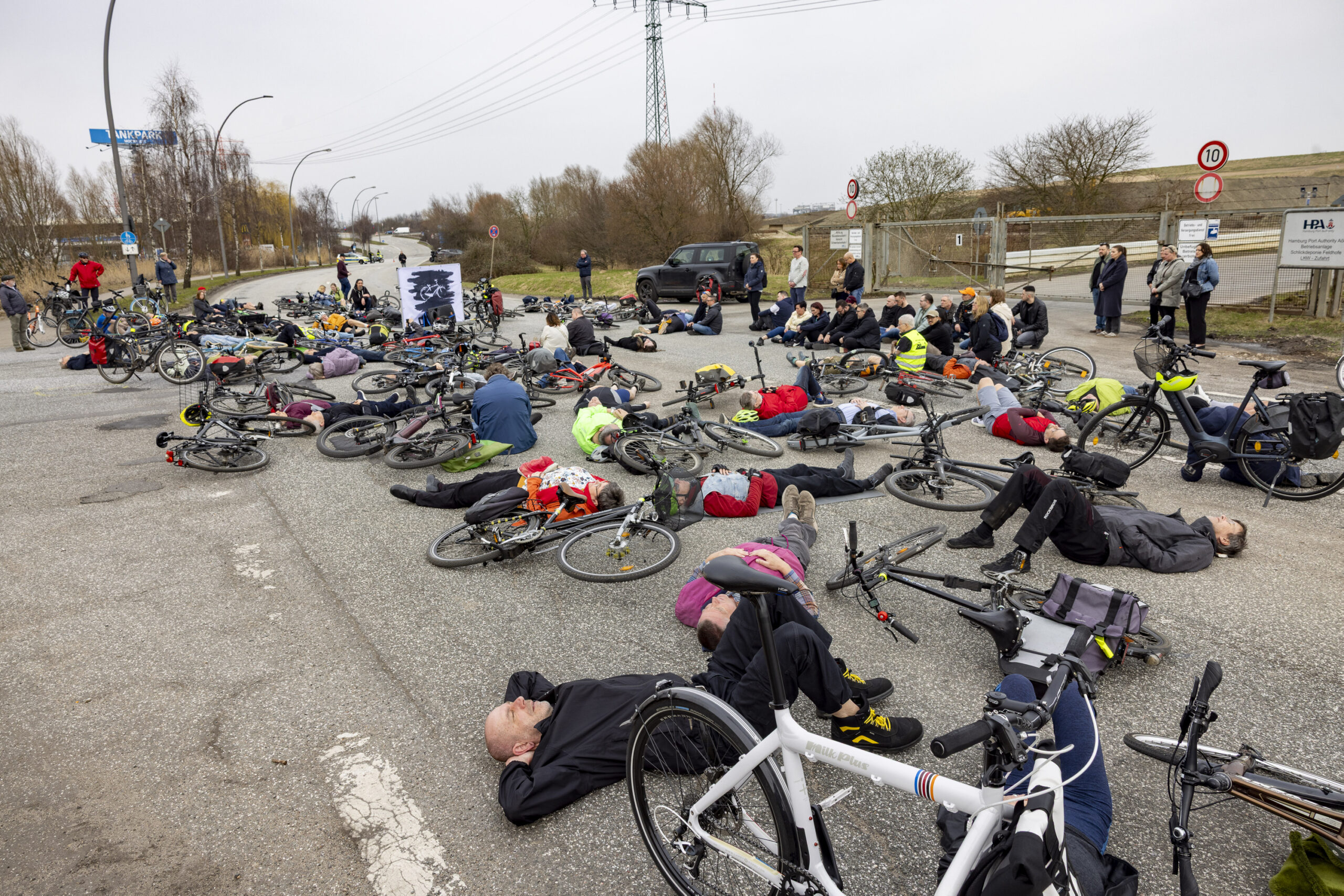 Mahnwache auf der Amandus-Stubbe-Straße 10 in Moorfleet: Rund 80 Menschen legten sich auf die Straße.