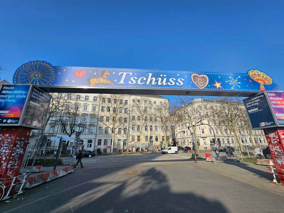 In Hamburg sagt man Tschüss: Das Schild aus der Dom-Richtung.