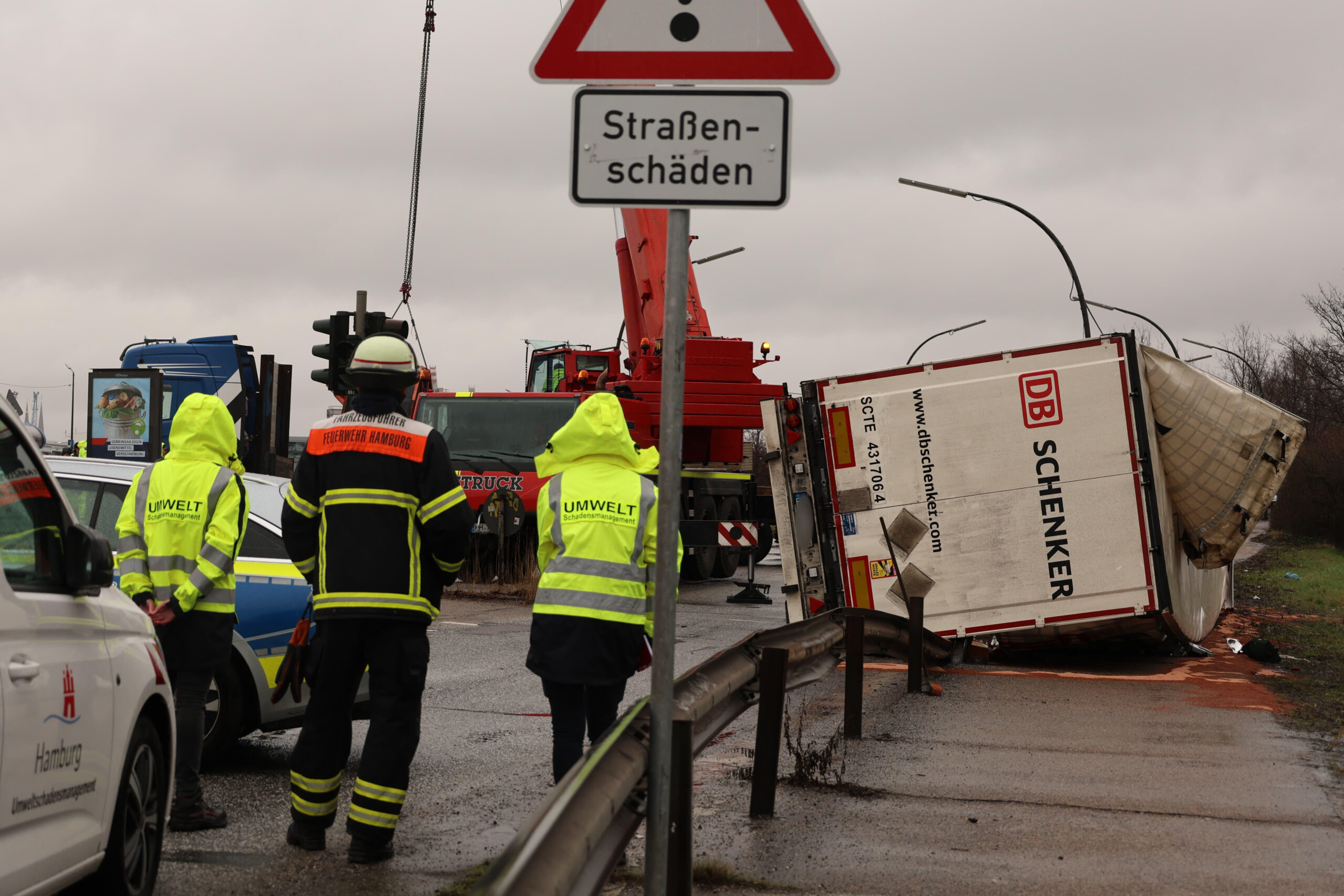 Der Lkw kippte auf die Seite.
